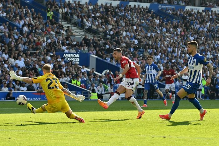 Diogo Dalot mencetak gol untuk Man United ke gawang Brighton &amp; Hove Albion pada laga pamungkas Liga Inggris 2023-2024.