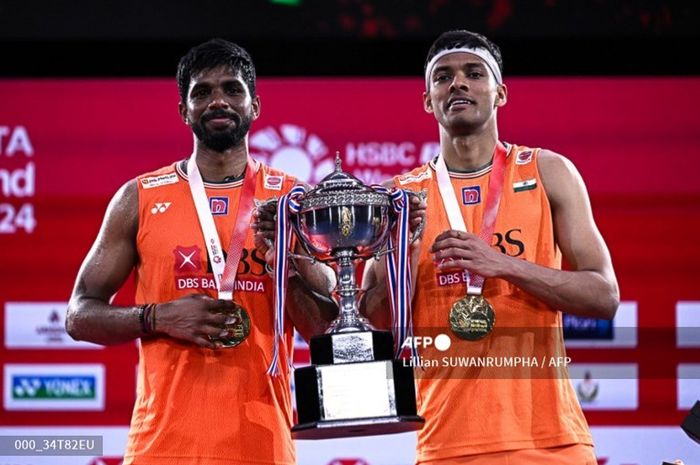 Ganda putra India, Satwiksairaj Rankireddy/Chirag Shetty, berpose dengan trofi juara yang diraih dari final Thailand Open 2024 di Bangkok, Thailand, 19 Mei 2024.