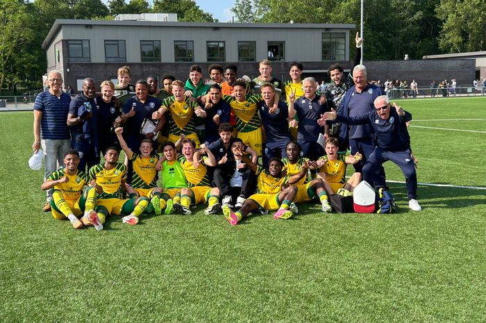 Skuad ADO Den Haag U-21 saat merayakan promosi ke Divisie 1.