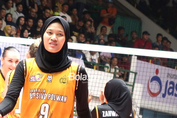 Outside hitter Jakarta Popsivo Polwan, Arsela Nuari Purnama, saat tampil dalam pertandingan menghadapi Gresik Petrokimia Pupuk Indonesia untuk putaran kedua Proliga 2024 di GOR Tri Dharma, Gresik, Jawa Timur, 19 Mei 2024.