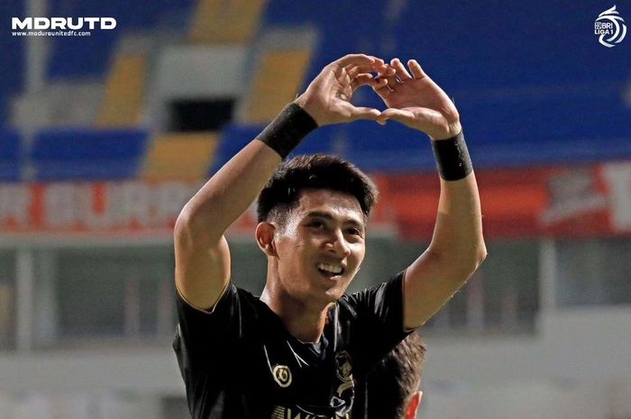 Selebrasi striker Madura United, Malik Risaldi, saat membobol gawang Borneo FC pada leg kedua semifinal Championship Series Liga 1 2023/2024.