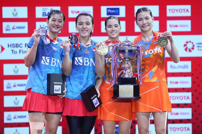 Ganda putri Indonesia, Febriana Dwipuji Kusuma/Amalia Cahaya Pratiwi dan ganda putri Thailand, Jongkolphan Kititharakul/Rawinda Prajongjai berdiri di podium Thailand Open 2024