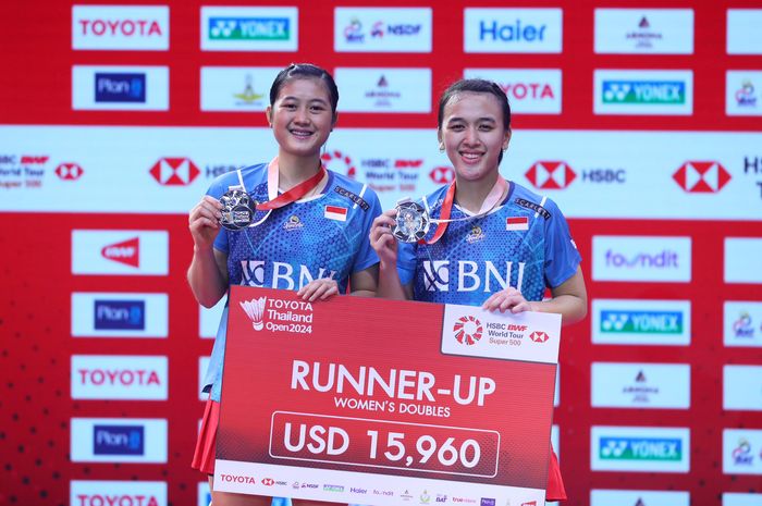 Ganda putri Indonesia, Febriana Dwipuji Kusuma/Amalia Cahaya Pratiwi berdiri di podium kedua pada Thailand Open 2024