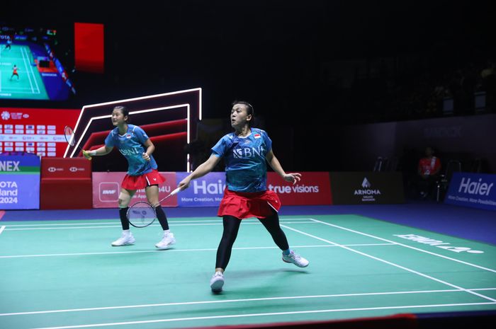 Pasangan ganda putri Indonesia, Febriana Dwipuji Kusuma/Amallia Cahaya Pratiwi, pada babak final Thailand Open 2024 di Nimibutr Stadium, Bangkok, Minggu (19/5/2024).