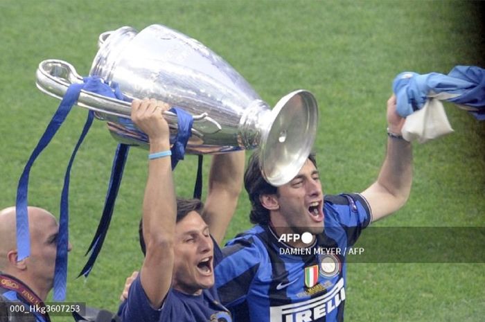 Diego Milito (kanan), mengangkat trofi Liga Champions bersama kapten Inter Milan, Javier Zanetti, pada 22 Mei 2010 di Madrid.