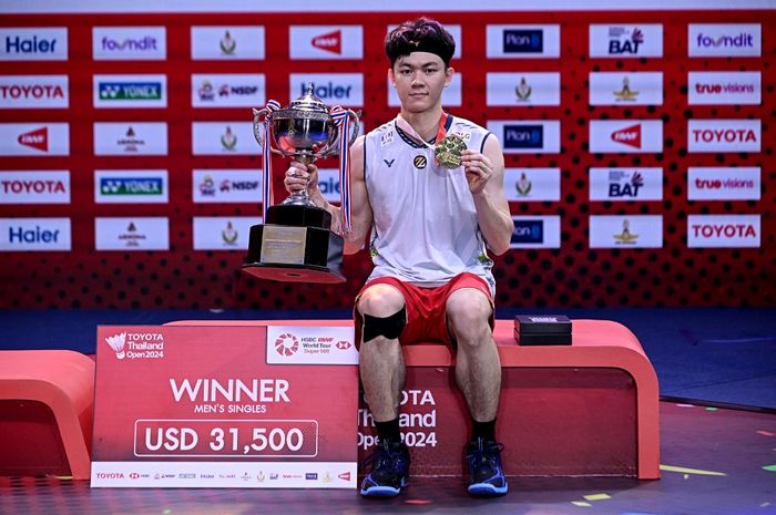 Pebulu tangkis tunggal putra Malaysia,  Lee Zii Jiaberpose di podium setelah menjuarai Thailand Open 2024  di Nimibutr Stadium, Bangkok, Minggu (19/5/2024).