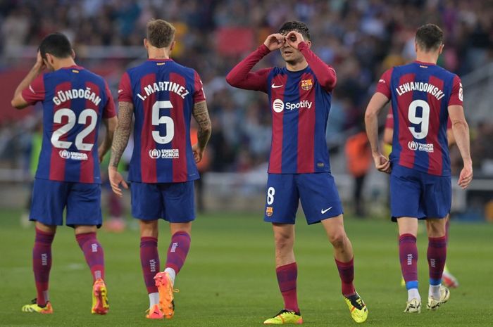 Gelandang muda Barcelona, Pedri, merayakan gol ke gawang Rayo Vallecano pada laga pekan ke-37 Liga Spanyol di Stadion Olimpic Lluis Companys, Minggu (19/5/2024).