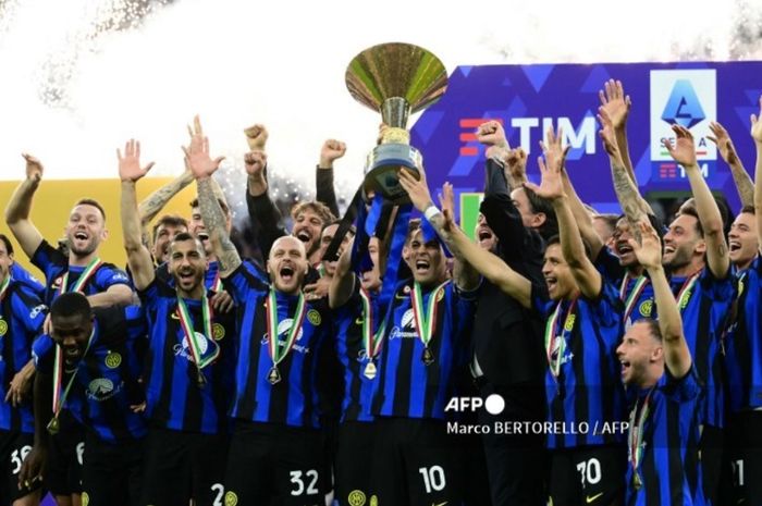 Inter Milan memamerkan trofi Liga Italia 2023-2024 di Giuseppe Meazza setelah menyudahi pekan ke-37 dengan hasil seri 1-1 kontra Lazio.