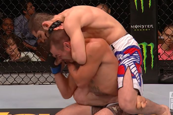Islam Makhachev menggunakan jurus yang sama seperti Khabib Nurmagomedov saat melakukan debutnya di UFC pada 23 Mei 2015 di Las Vegas.