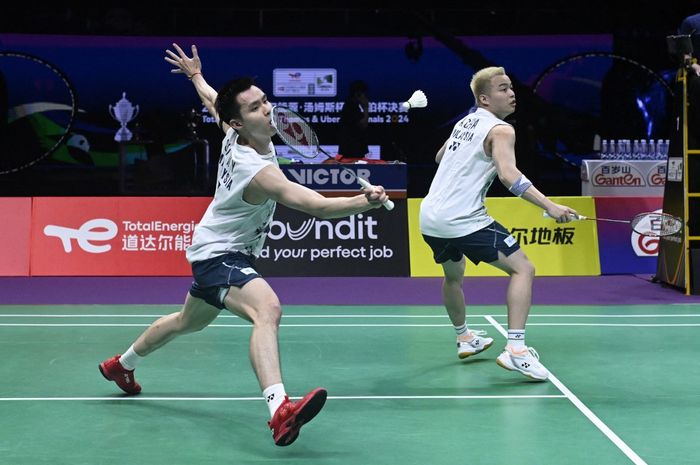 Pasangan ganda putra Malaysia, Aaron Chia/Soh Wooi Yik, pada semifinal Thomas Cup 2024 menghadapi China di Chengdu, China, 4 Mei 2024.