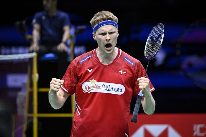 Pebulu tangkis tunggal putra Denmark, Anders Antonsen, bereaksi saat meraih kemenangan pada perempat final Thomas Cup 2024 menghadapi Taiwan, 3 Mei 2024.