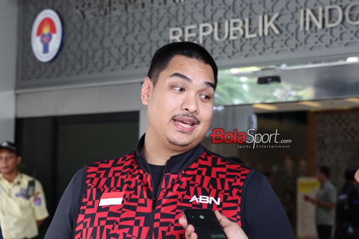 Menteri Pemuda dan Olahraga Republik Indonesia, Dito Ariotedjo, sedang memberikan keterangan kepada awak media di Kantor Kemenpora, Senayan, Jakarta, Selasa (21/5/2024). Ia berharap kepemimpinan wasit di ASEAN Cup 2024 tetap adil dan tak merugikan Indonesia.