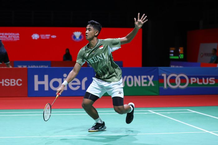 Tunggal putra Indonesia, Alwi Farhan, mencoba mengembalikan bola saat tampil pada babak kualifikasi Malaysia Masters di Axiata Arena, Kuala Lumpur, Malaysia, 21 Mei 2024.