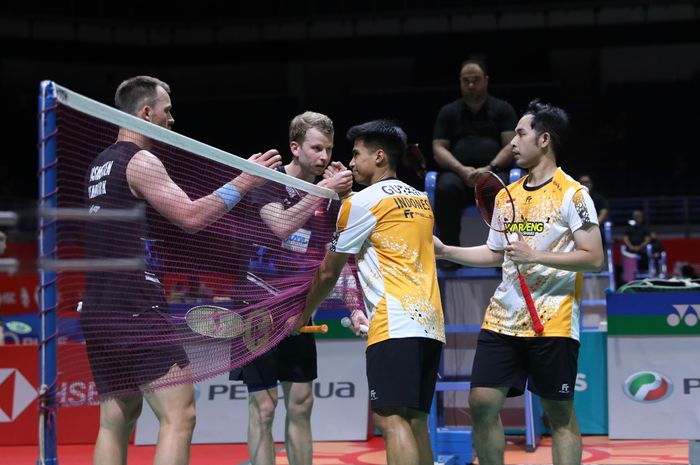 Sabar Karyaman Gutama/Moh Reza Pahlevi Isfahani bersalaman dengan Kim Astrup/Anders Skaarup Rasmussen (Denmark) pada babak pertama Malaysia Masters 2024, di Axiata Arena, Kuala Lumpur, Malaysia, Selasa (21/5/2024).