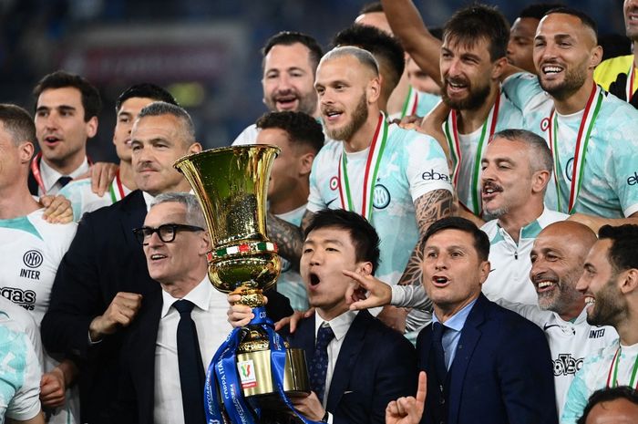 Steven Zhang (bawah) berpose dengan trofi juara Coppa Italia bagi Inter Milan (24/5/2023). Era Zhang bersama Suning di Inter resmi berakhir pada Rabu (22/5/2024) dengan kepemilikan klub kini dipegang Oaktree Capital.