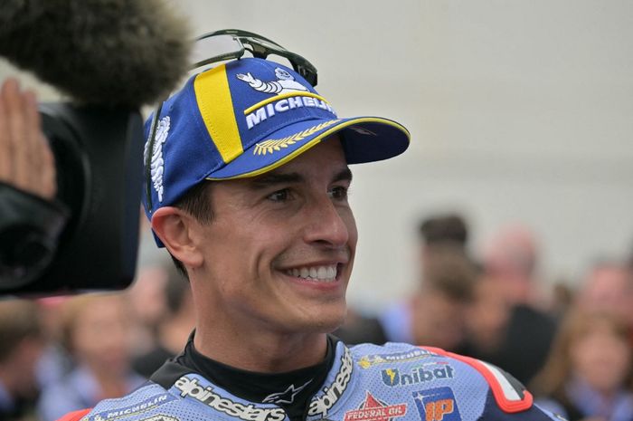 Pembalap Gresini, Marc Marquez, tersenyum saat finis kedua pada balapan MotoGP Prancis 2024 di Sirkuit Le Mans, Minggu, 12 Mei 2024.