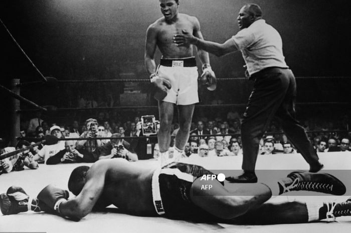 Muhammad Ali meng-KO Sonny Liston di ronde pertama pada 25 Mei 1965 di Maine, Amerika Serikat.