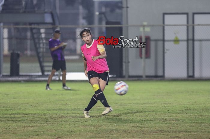 Pemain timnas wanita Indonesia, Shalika Aurelia, sedang berlatih di Lapangan B, Senayan, Jakarta, Rabu (22/5/2024) malam.