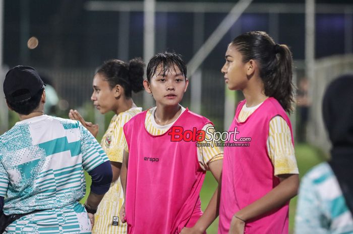 Pemain timnas wanita Indonesia, Helsya Maeisyaroh, sedang berlatih di Lapangan B, Senayan, Jakarta, Rabu (22/5/2024) malam.