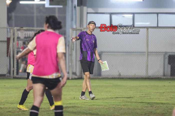 Pelatih timnas wanita Indonesia, Satoru Mochizuki, sedang melatih para pemainnya di Lapangan B, Senayan, Jakarta, Rabu (22/5/2024) malam.