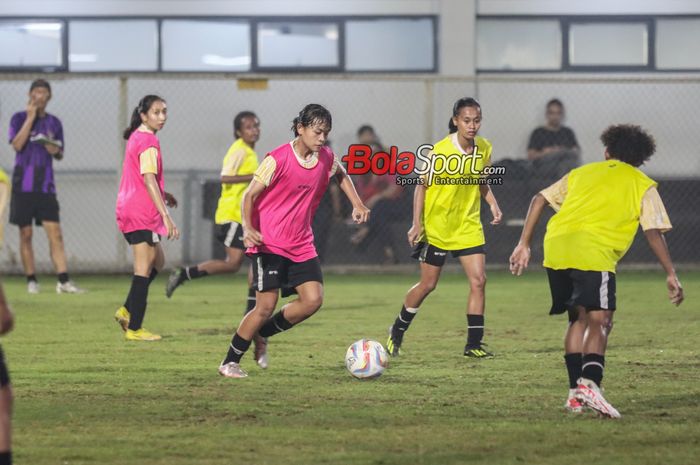 Pemain timnas wanita Indonesia, Helsya Maeisyaroh, sedang berlatih di Lapangan B, Senayan, Jakarta, Rabu (22/5/2024) malam.