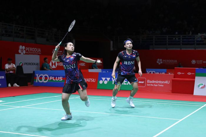 Ganda campuran Indonesia, Rinov Rivaldy/Pitha Haningtyas Mentari, saat tampil pada babak pertama Malaysia Masters 2024 di Kuala Lumpur, Malaysia, 22 Mei 2024.