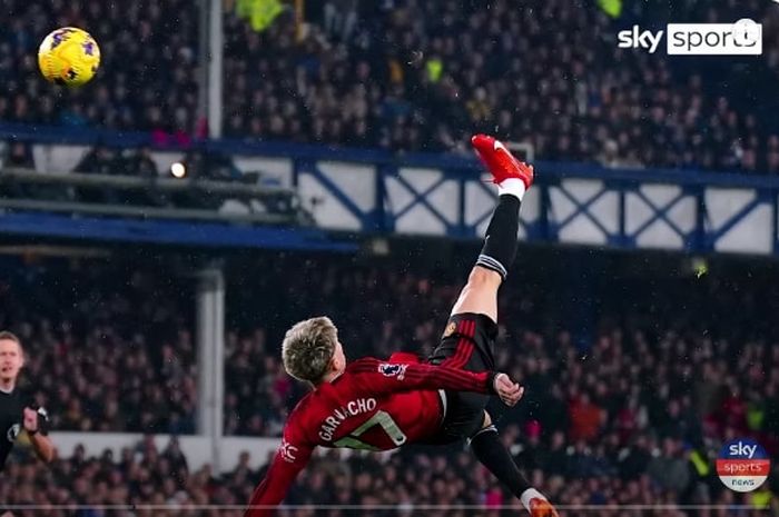 Gol salto Alejandro Garnacho dalam duel Man United melawan Everton dinobatkan sebagai Gol Terbaik Musim 2023-2024 versi BBC Sport.