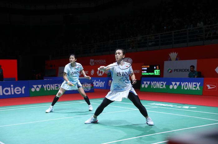 Aksi Febriana Dwipuji Kusuma/Amalia Cahaya Pratiwi pada babak 32 besar Malaysia Masters 2024 di Axiata Arena, Kuala Lumpur, Malaysia, Rabu (22/5/2024).