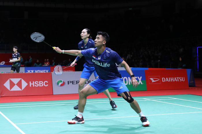 Pasangan ganda campuran Indonesia, Dejan Ferdinansyah/Gloria Emanuelle Widjaja saat beraksi pada babak 32 besar Malaysia Masters 2024 di Axiata Arena, Kuala Lumpur, Malaysia, Rabu (22/5/2024).