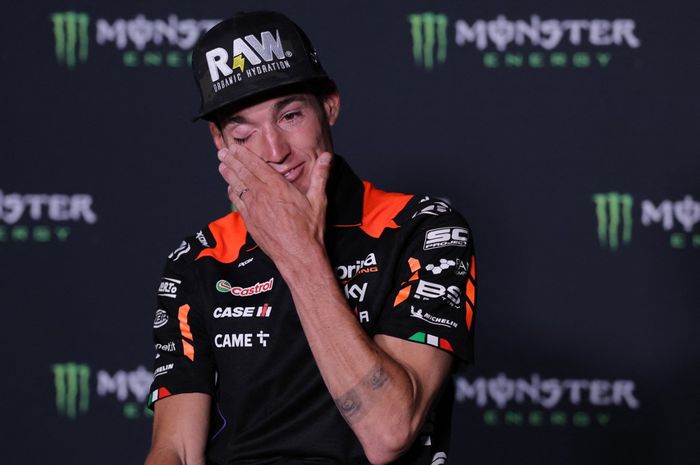 Pembalap Aprilia Racing, Aleix Espargaro, emosional setelah mengumumkan akan pensiun setelah MotoGP musim 2024 berakhir, dalam konferensi pers di Sirkuit Catalunya, Montmelo, Spanyol, 23 Mei 2024.