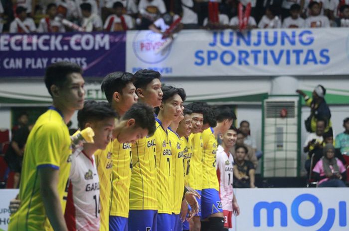 Para pemain Jakarta Garuda Jaya berbaris saat tampil dalam pertandingan menghadapi Jakarta STIN BIN pada putaran kedua Proliga 2024 di GOR Tri Dharma, Gresik, Jawa Timur, 19 Mei 2024.