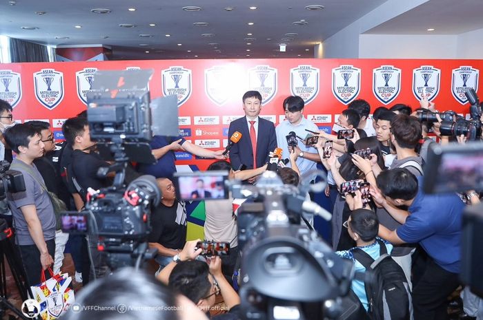 Pelatih Timnas Vietnam, Kim Sang-sik, menemui awak media dalam acara drawing atau pengundian grup ASEAN Cup 2024.