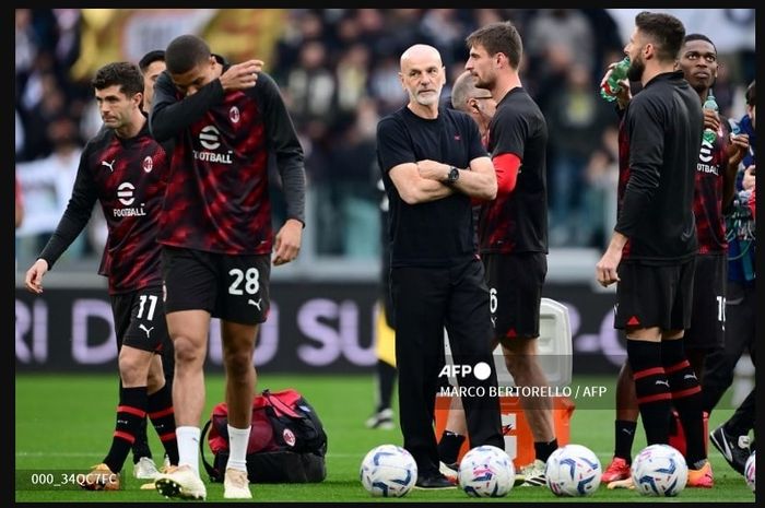 Stefano Pioli saat memimpin AC Milan jelang kick-off pertandingan Liga Italia 2023-2024 melawan Juventus.