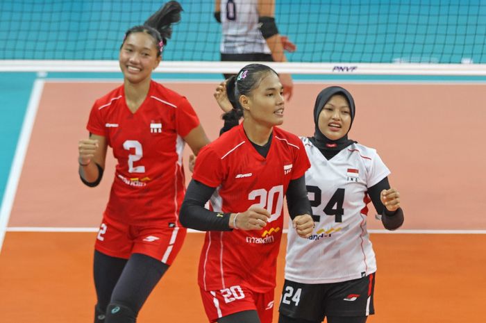 Pebola voli putri Indonesia, dari kiri: Maradanti Namira Tegariana, Junaida Santi, Dya Hawa Nur Fitria saat menghadapi Hong Kong pada laga perdana Pul B AVC Challenge Cup 2024 di Rizal Memorial Coliseum, Manila, Filipina, Kamis (23/5/2024).