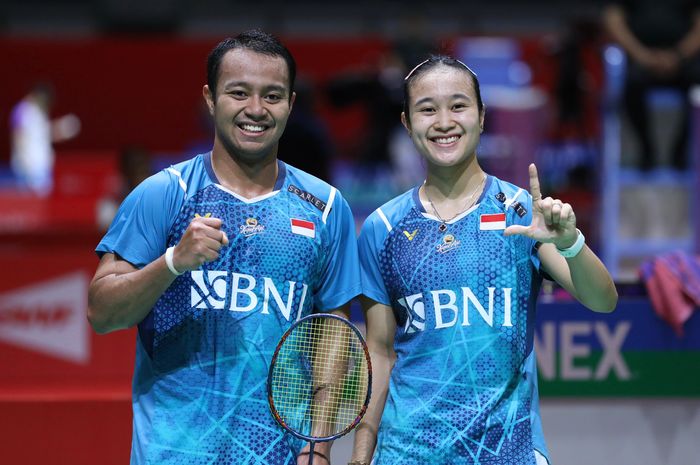 Ganda campuran Indonesia, Rehan Naufal Kusharjanto/Lisa Ayu Kusumawati,  berpose setelah memenangkan laga pada babak kedua Malaysia Masters 2024 di Axiata Arena, Bukit Jalil, Kamis (23/5/2024).