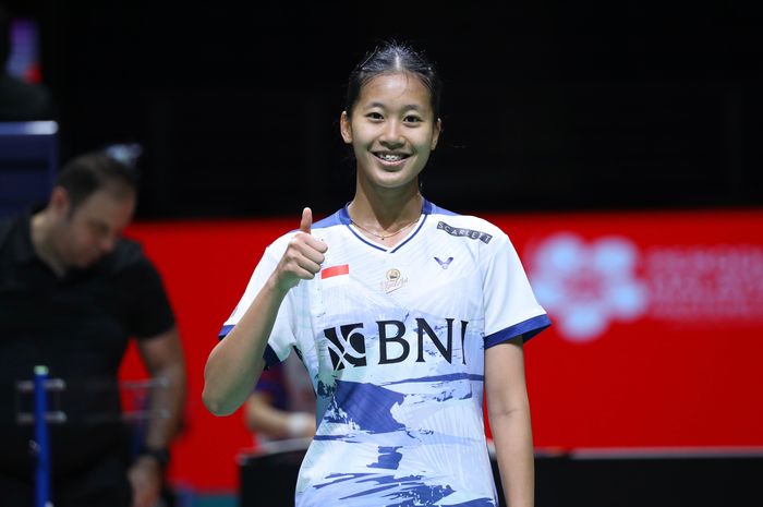 Pebulu tangkis tunggal putri Indonesia, Putri Kusuma Wardani,  berpose setelah mengalahkan Ratchanok Intanon (Thailand) pada babak kedua Malaysia Masters 2024 di Axiata Arena, Bukit Jalil, Kamis (23/5/2024).