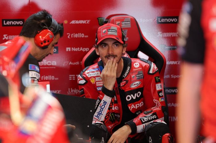 Pembalap Ducati, Francesco Bagnaia, melihat layar dari garasi pada sesi FP1 MotoGP Catalunya 2024 di Circuit de Barcelona-Catalunya, Jumat (24/5/2024).