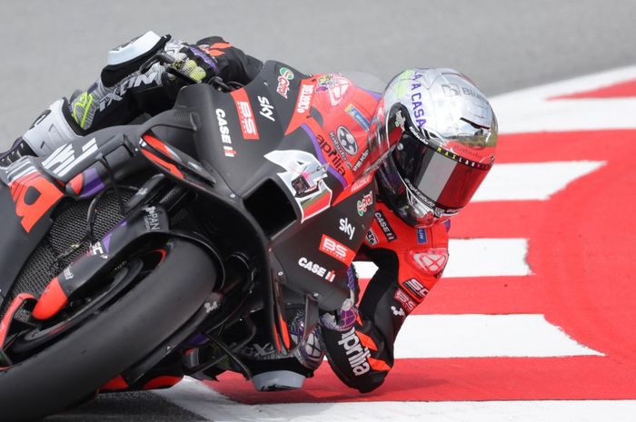 Pembalap Aprilia, Aleix Espargaro, pada sesi FP1 MotoGP Catalunya 2024 di Circuit de Barcelona-Catalunya, Spanyol, Sabtu (24/5/2024).