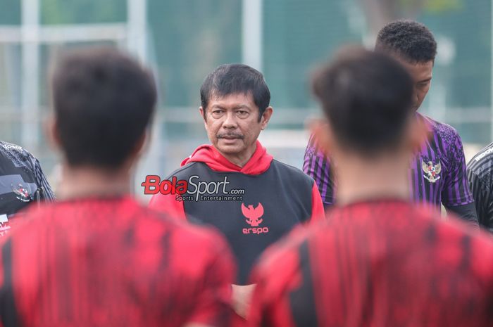 Pelatih timnas U-20 Indonesia, Indra Sjafri, sedang memberikan intruksi kepada para pemainnya di Lapangan B, Senayan, Jakarta, Jumat (24/5/2024).