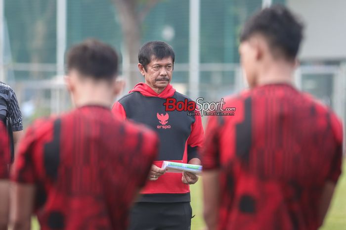 Pelatih timnas U-20 Indonesia, Indra Sjafri, sedang memberikan intruksi kepada para pemainnya di Lapangan B, Senayan, Jakarta, Jumat (24/5/2024).