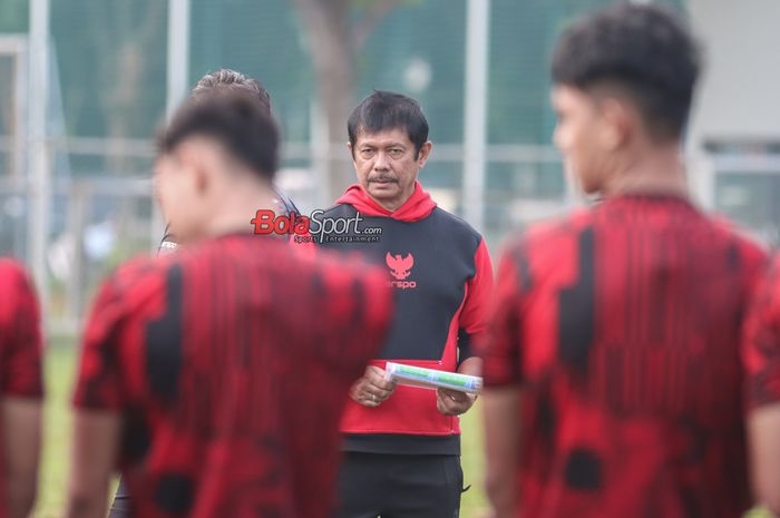 Pelatih timnas U-20 Indonesia, Indra Sjafri, sedang memberikan intruksi kepada para pemainnya di Lapangan B, Senayan, Jakarta, Jumat (24/5/2024).