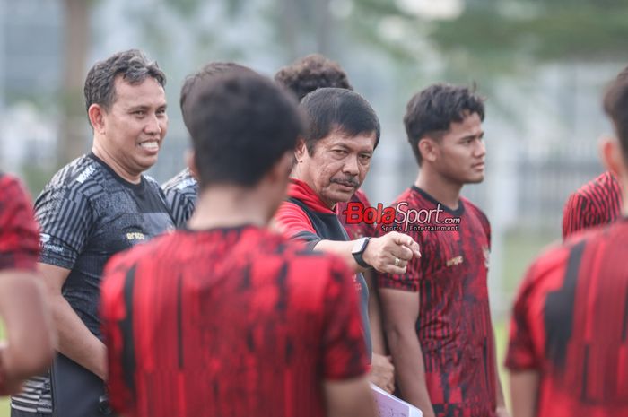 Pelatih timnas U-20 Indonesia, Indra Sjafri, sedang memberikan intruksi kepada para pemainnya di Lapangan B, Senayan, Jakarta, Jumat (24/5/2024).