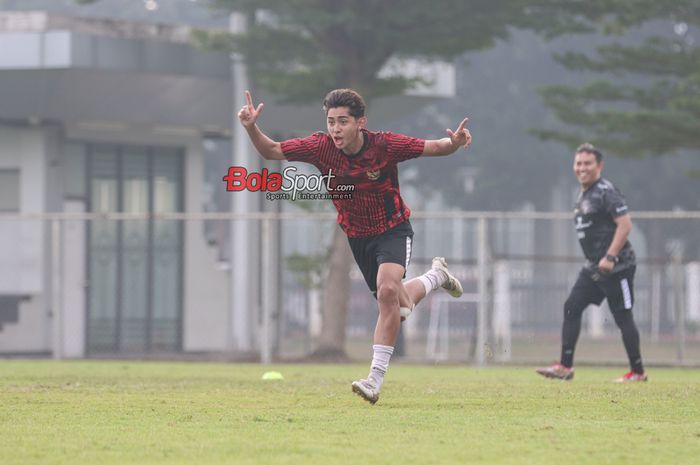 Pemain timnas U-20 Indonesia, Welber Jardim , sedang melakukan selebrasi dalam sesi latihan di Lapangan B, Senayan, Jakarta, Jumat (24/5/2024).