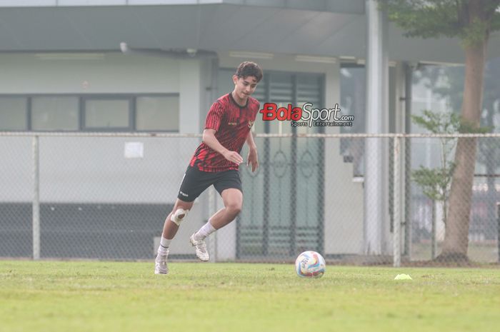 Pemain timnas U-20 Indonesia, Welber Jardim , sedang menguasai bola dalam sesi latihan di Lapangan B, Senayan, Jakarta, Jumat (24/5/2024).