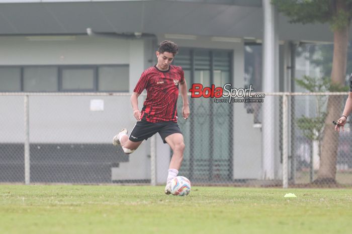 Pemain timnas U-20 Indonesia, Welber Jardim , sedang menguasai bola dalam sesi latihan di Lapangan B, Senayan, Jakarta, Jumat (24/5/2024).