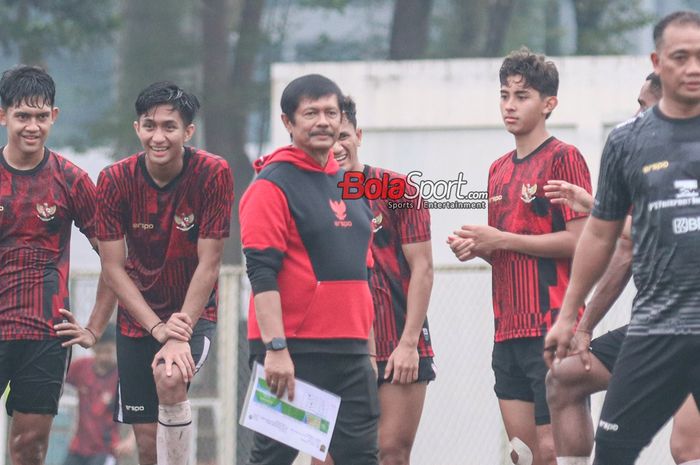 Pelatih timnas U-20 Indonesia, Indra Sjafri, sedang memantau para pemainnya di Lapangan B, Senayan, Jakarta, Jumat (24/5/2024).