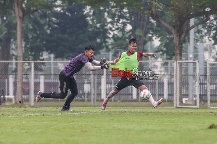 Kiper timnas U-19 Indonesia, Ikram Algiffari (kiri), sedang berusaha menghalau pergerakan rekannya yakni Muhammad Riski Afrisal (kanan) dalam sesi latihan di Lapangan B, Senayan, Jakarta, Jumat (24/5/2024).