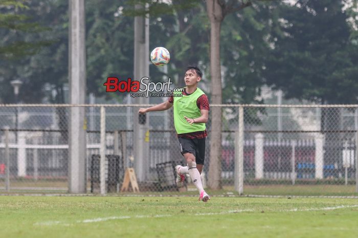 Pemain timnas U-20 Indonesia, Muhammad Riski Afrisal, sedang menguasai bola dalam sesi latihan di Lapangan B, Senayan, Jakarta, Jumat (24/5/2024).