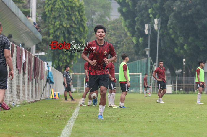 Pemain timnas U-20 Indonesia, Kadek Arel, sedang berlatih di Lapangan B, Senayan, Jakarta, Jumat (24/5/2024).