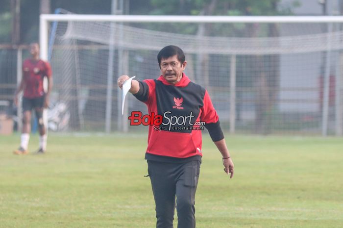 Pelatih timnas U-20 Indonesia, Indra Sjafri, sedang memberikan intruksi kepada para pemainnya di Lapangan B, Senayan, Jakarta, Jumat (24/5/2024).